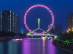 夜色中城市灯光倒映在湖面,象征4kxxx画质评测中的暗场细节表现