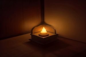 夜间室内环境下屏幕蓝光映照人物侧脸的观影氛围照片